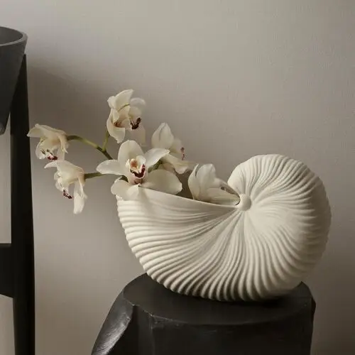 Ferm living wazon shell, biały, szerokość 31 cm, ceramika